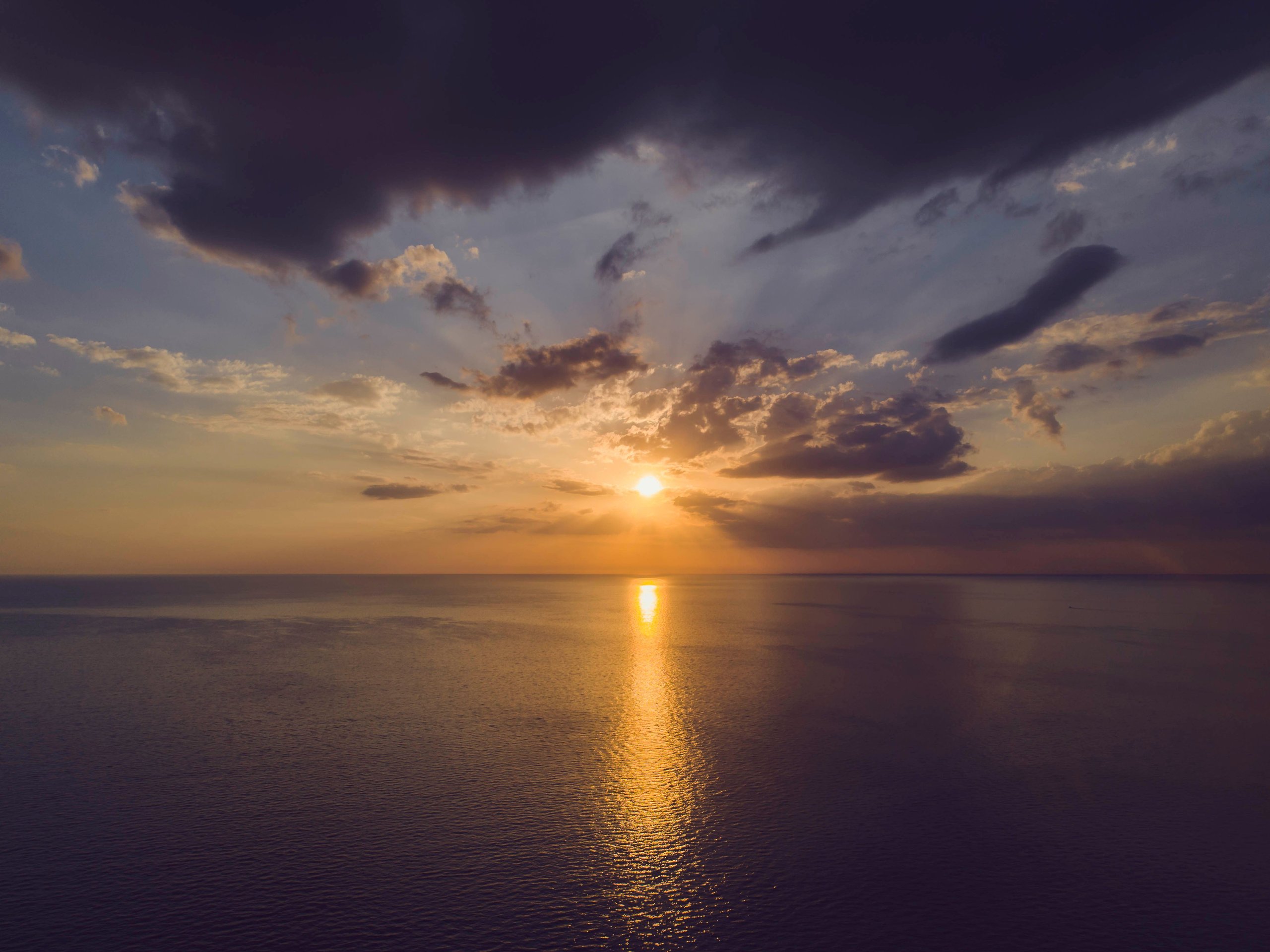 Mer calme au soleil couchant